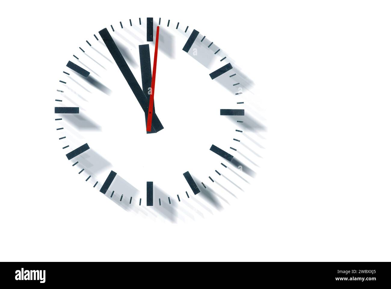 un semplice orologio o quadrante che originariamente era un orologio della stazione ferroviaria tedesca, le lancette indicavano da cinque a dodici e indicavano che era ora alta Foto Stock