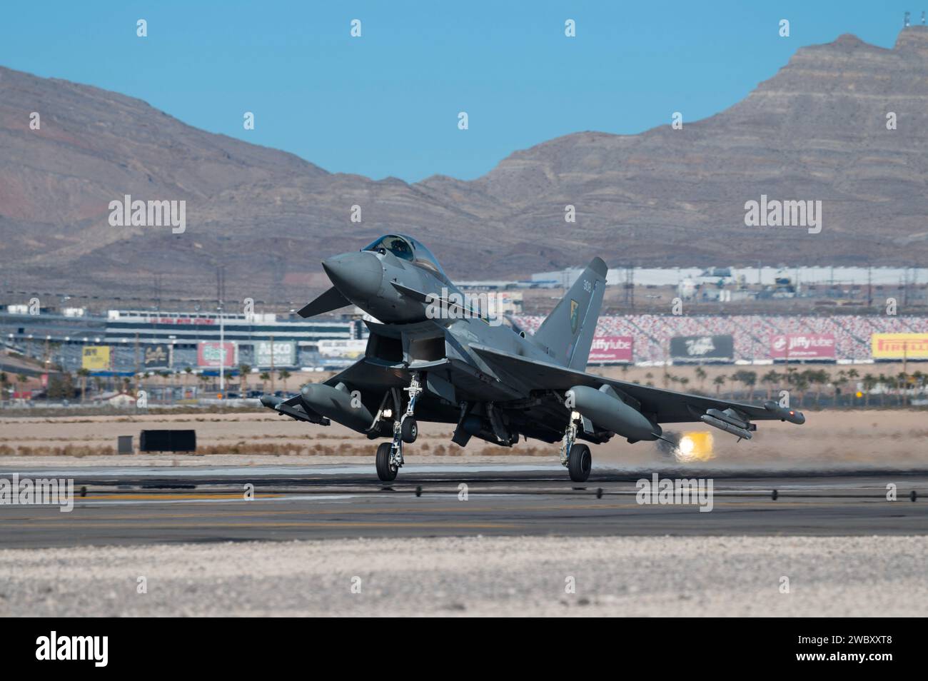 Un FGR-4 Typhoon della Royal Air Force atterra a Nellis Air Force base, Nevada, 10 gennaio 2024 in preparazione per Red Flag-Nellis 24-1. Questa bandiera rossa offrirà scenari realistici più complessi, concentrati sui combattimenti di guerra nel teatro indo-Pacifico. (Foto U.S. Air Force di William R. Lewis) Foto Stock