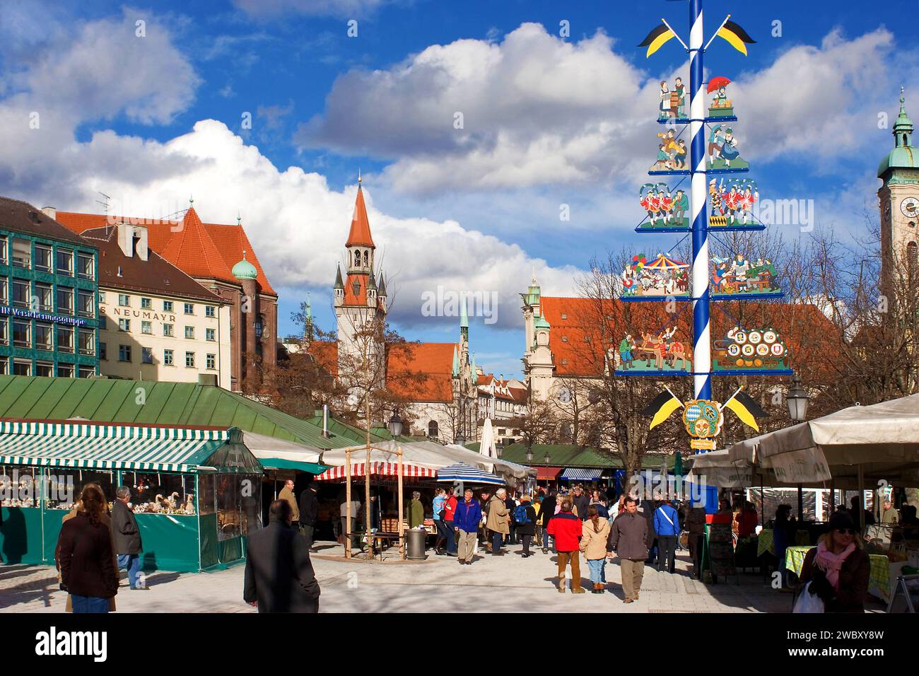 L'affollato mercato alimentare Viktualienmarkt nel mese di febbraio, inverno, potrebbe essere al centro, torre del vecchio municipio sullo sfondo, Monaco, Baviera, Germania, E. Foto Stock
