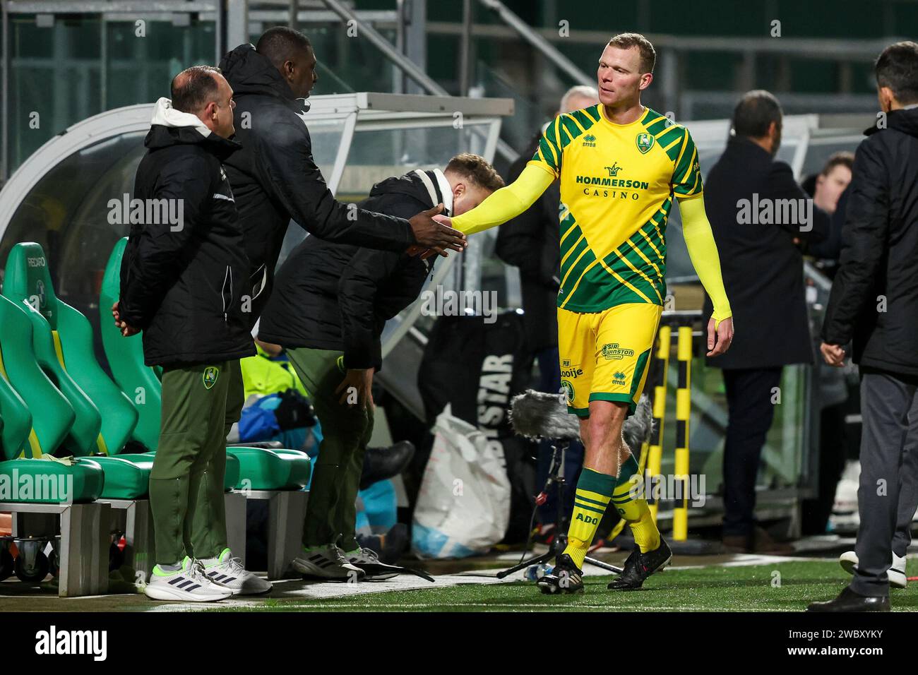 Den Haag, Nederland. 12 gennaio 2024. DEN HAAG, NEDERLAND - 12 GENNAIO: Henk Veerman dell'ADO Den Haag ringrazia l'assistente allenatore Regillio Vrede durante il Keuken Kampioen Divisie match tra ADO Den Haag e De Graafschap al Bingoal Stadion il 12 gennaio 2024 a Den Haag, Nederland. (Foto di Hans van der Valk/Orange Pictures) credito: dpa/Alamy Live News Foto Stock