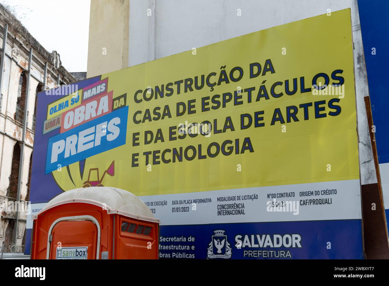 Salvador, Bahia, Brasile - 5 gennaio 2024: Bacheca informativa sulla costruzione del luogo di intrattenimento e della scuola di arte e tecnologia Foto Stock