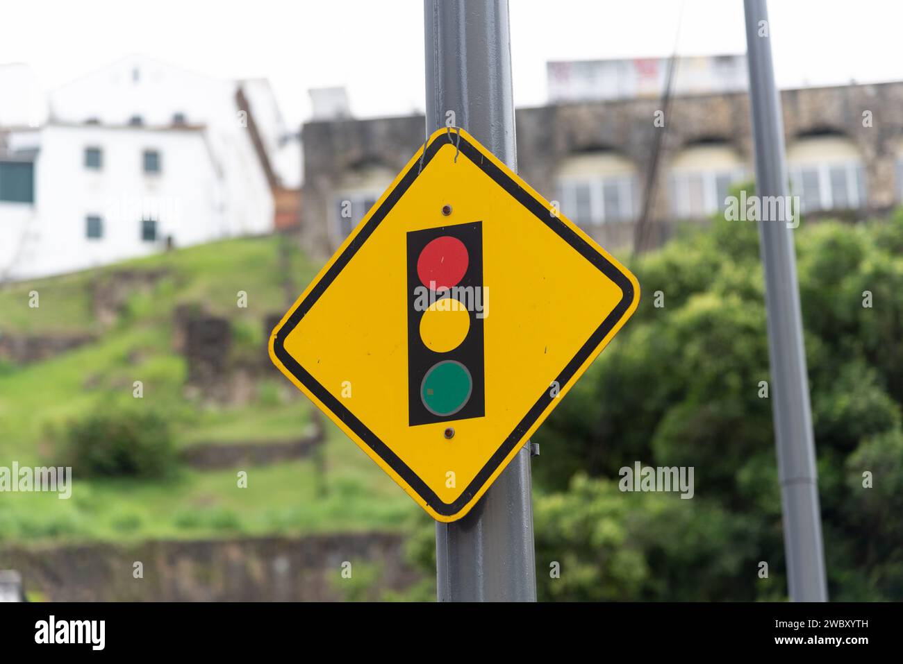 Salvador, Bahia, Brasile - 5 gennaio 2024: Cartello indicante i semafori presso il sito. Quartiere commerciale nella città di Salvador, Bahia. Foto Stock