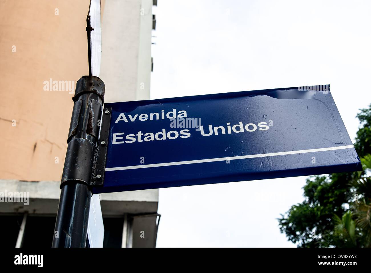 Salvador, Bahia, Brasile - 5 gennaio 2024: Cartello indicante Avenida Estados Unidos nel quartiere commerciale della città di Salvador, Bahia. Foto Stock