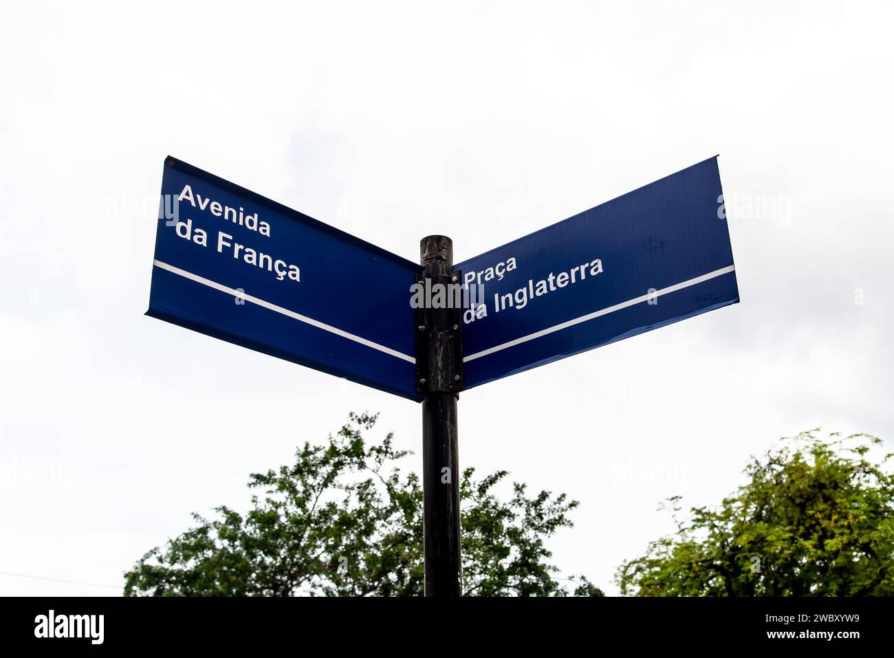 Salvador, Bahia, Brasile - 5 gennaio 2024: Cartello indicante il nome di Avenida da Franca e piazza da Englaterra nel quartiere commerciale del Foto Stock