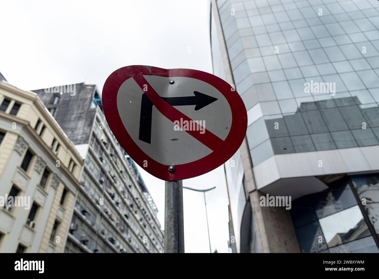 Salvador, Bahia, Brasile - 5 gennaio 2024: Cartello indicante che è vietato girare a destra. Quartiere commerciale nella città di Salvador, Bahia. Foto Stock