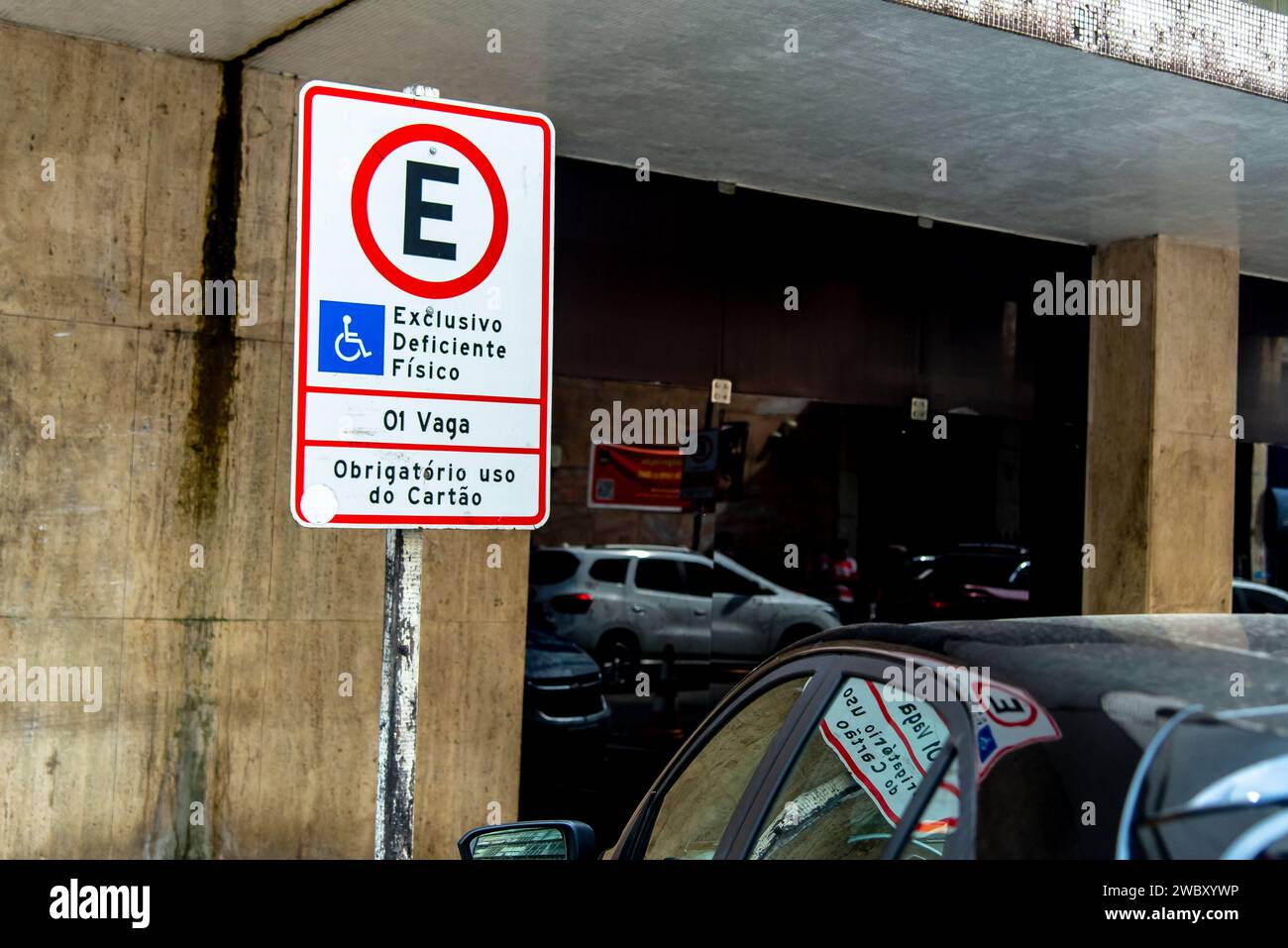Salvador, Bahia, Brasile - 5 gennaio 2024: Cartello segnaletico per il parcheggio nel quartiere commerciale della città di Salvador, Bahia. Foto Stock