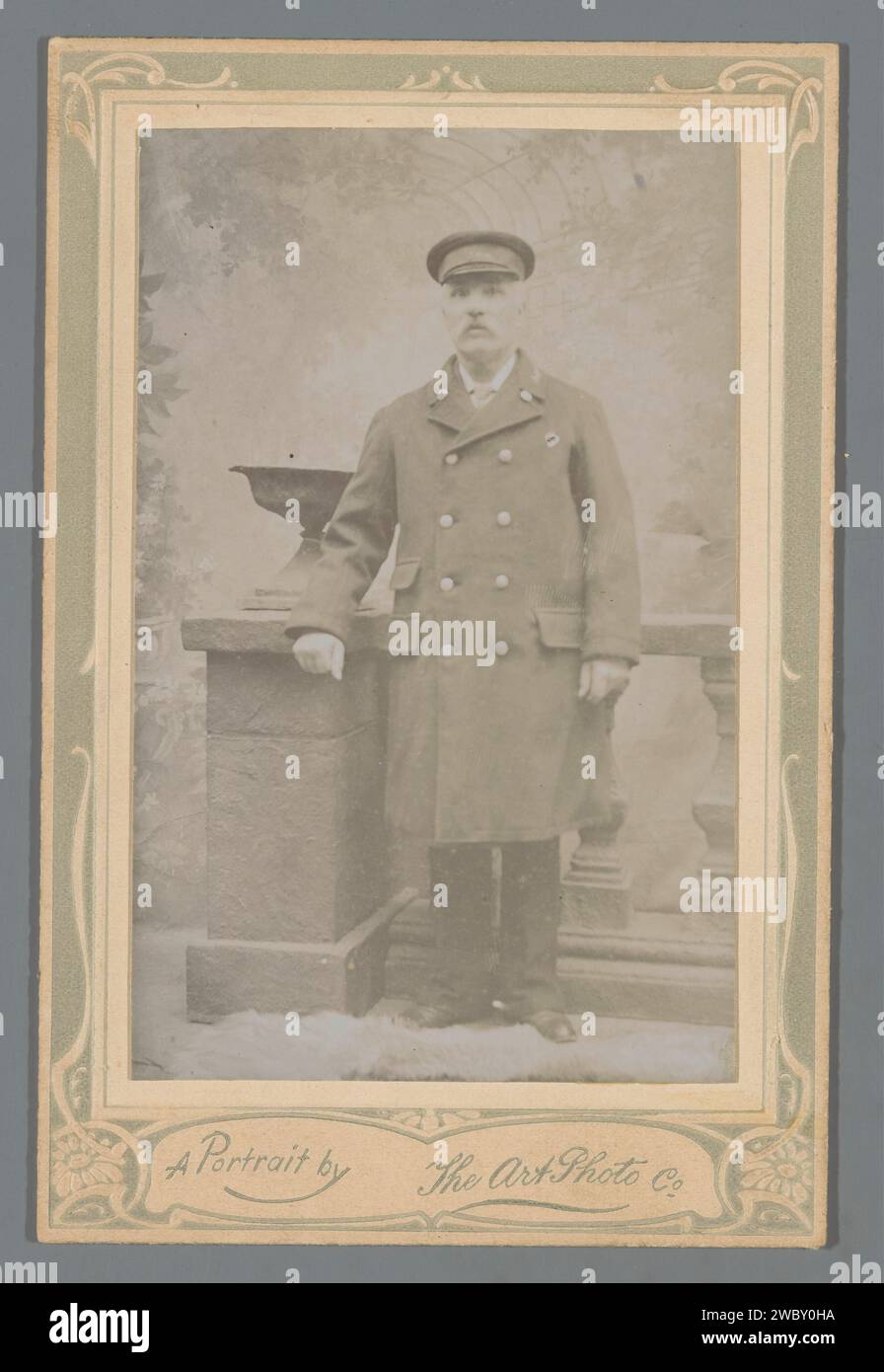 Ritratto di un uomo sconosciuto in uniforme, The Art Photo Co., c. 1880 - c. 1900 supporto fotografico per foto cabinet. uomo adulto in cartone Foto Stock