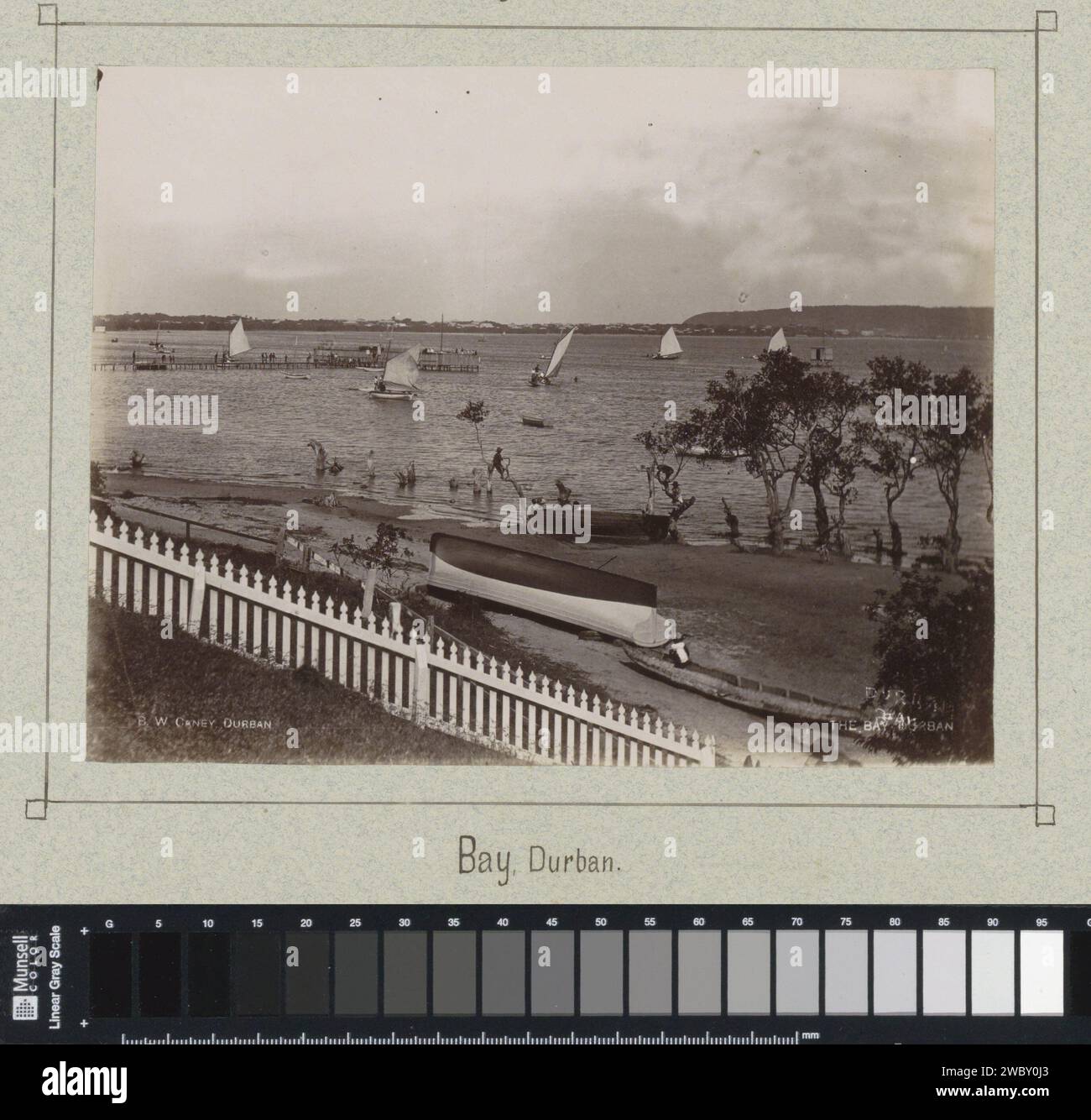 Baia con barche a vela a Durban, c. 1880 - c. 1900 Fotografia parte di Reisalbum con foto di Sudafrica, Madeira, Portogallo, Francia e Germania. Supporto fotografico Durban stampa albumen golfo, baia (+ paesaggio con figure, personale) Durban Foto Stock