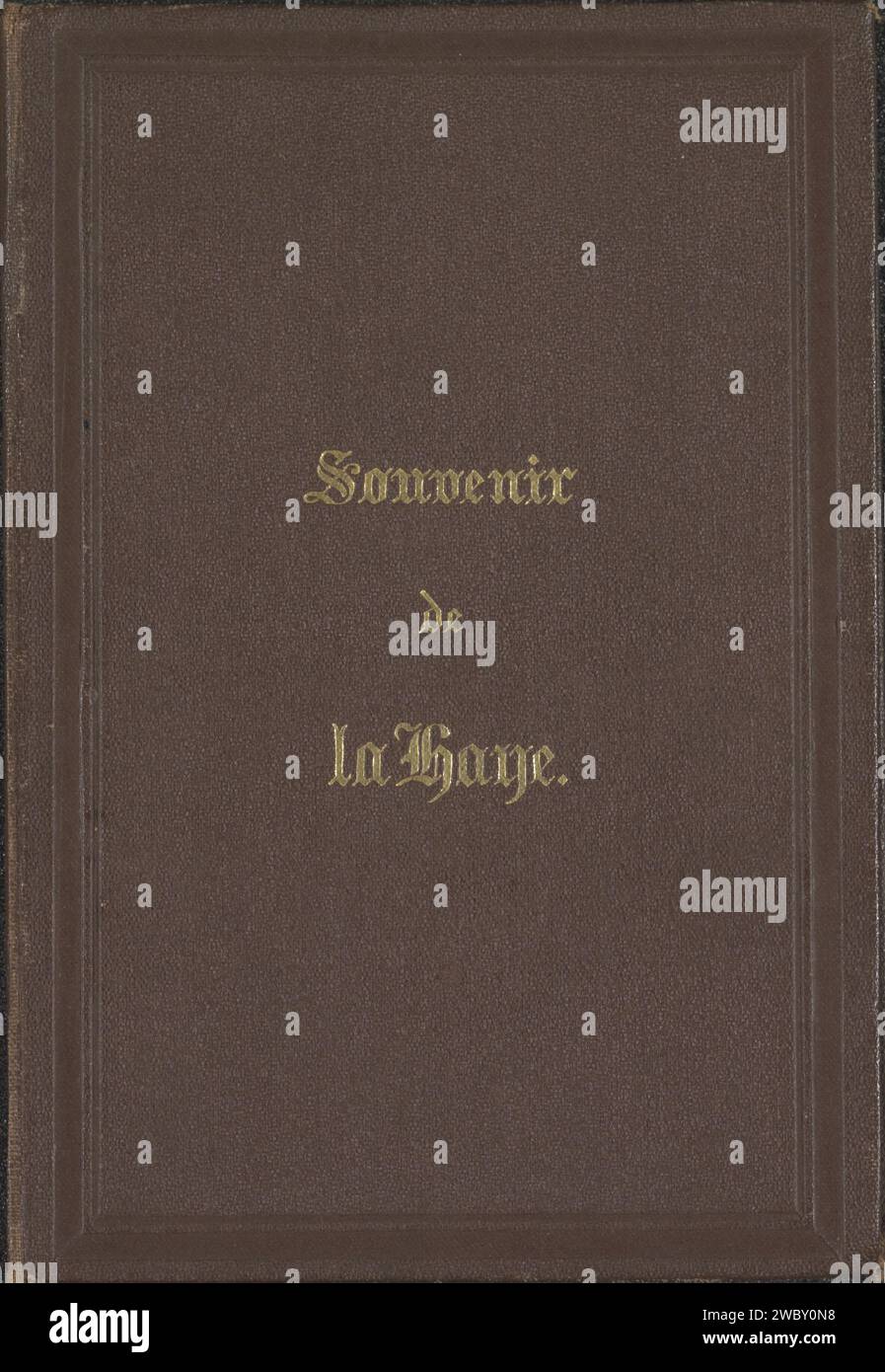 Leporelloalbum con foto da l'Aia, c. 1865 - c. 1870 Leporelloalbum in una banda marrone con il titolo in pressione d'oro sul fronte. L'album contiene dodici foto di cabinet, che possono essere ripiegate come un'armonica, sei per lato. Sono registrazioni di paesaggi urbani a l'Aia: Strade, piazze, parchi, palazzi e monumenti. Lino dell'Aia (materiale). cartone. carta. Supporto fotografico stampa albumen prospettiva della città, panorama della città, sagoma della città l'Aia Foto Stock