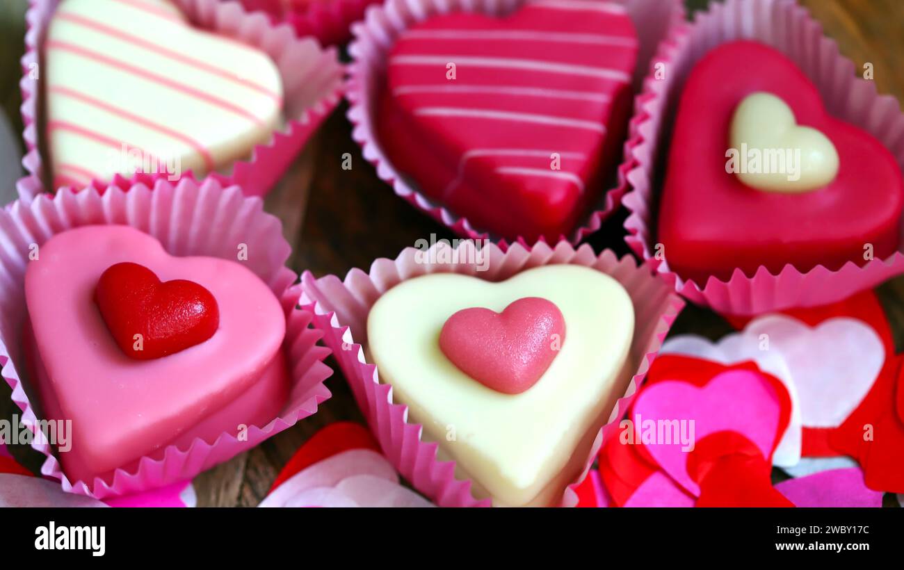 Dolci per San Valentino. Cuori di marzapane. Foto Stock