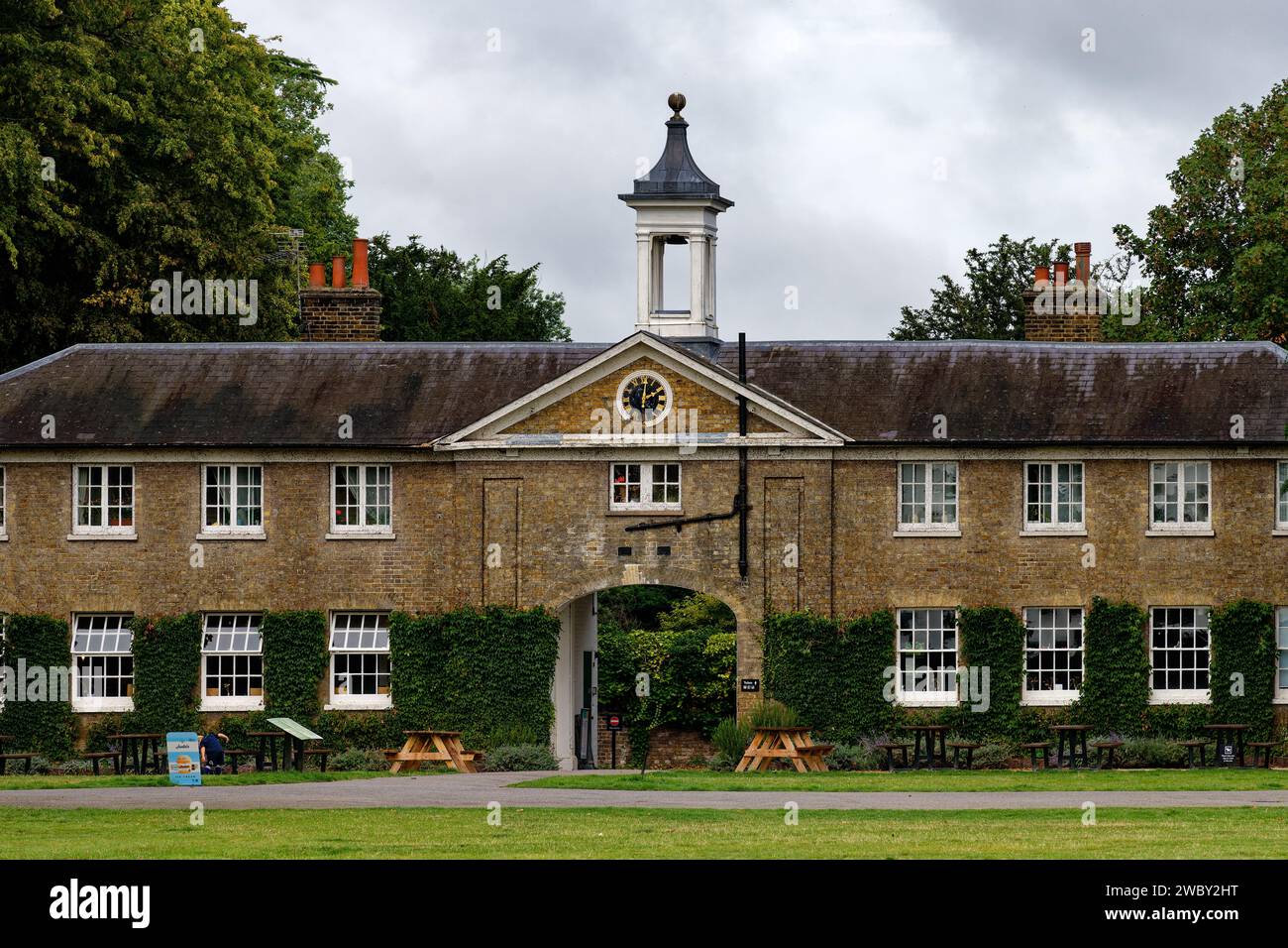 Le vecchie scuderie e caffe', Marble Hill Park, Twickenham, Inghilterra Foto Stock