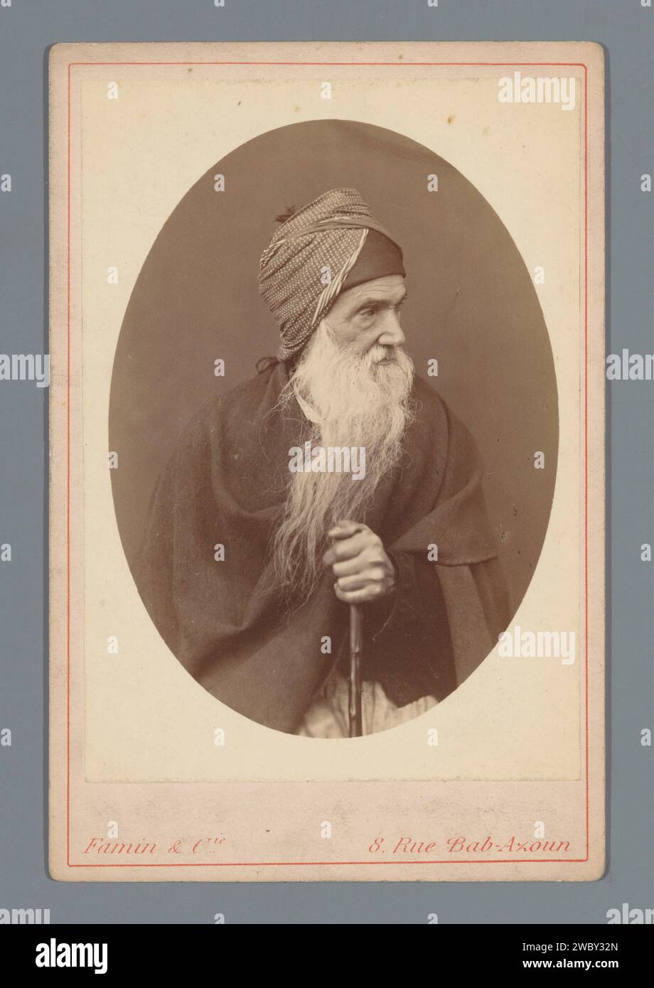 Ritratto di un uomo ebreo sconosciuto, Famin et CIE., 1863 - 1889 cabinet Photograph Algeria Cardboard. gli albumi di supporto fotografico stampano una persona storica anonima ritratta. Religione e cultura ebraica Algeria Foto Stock