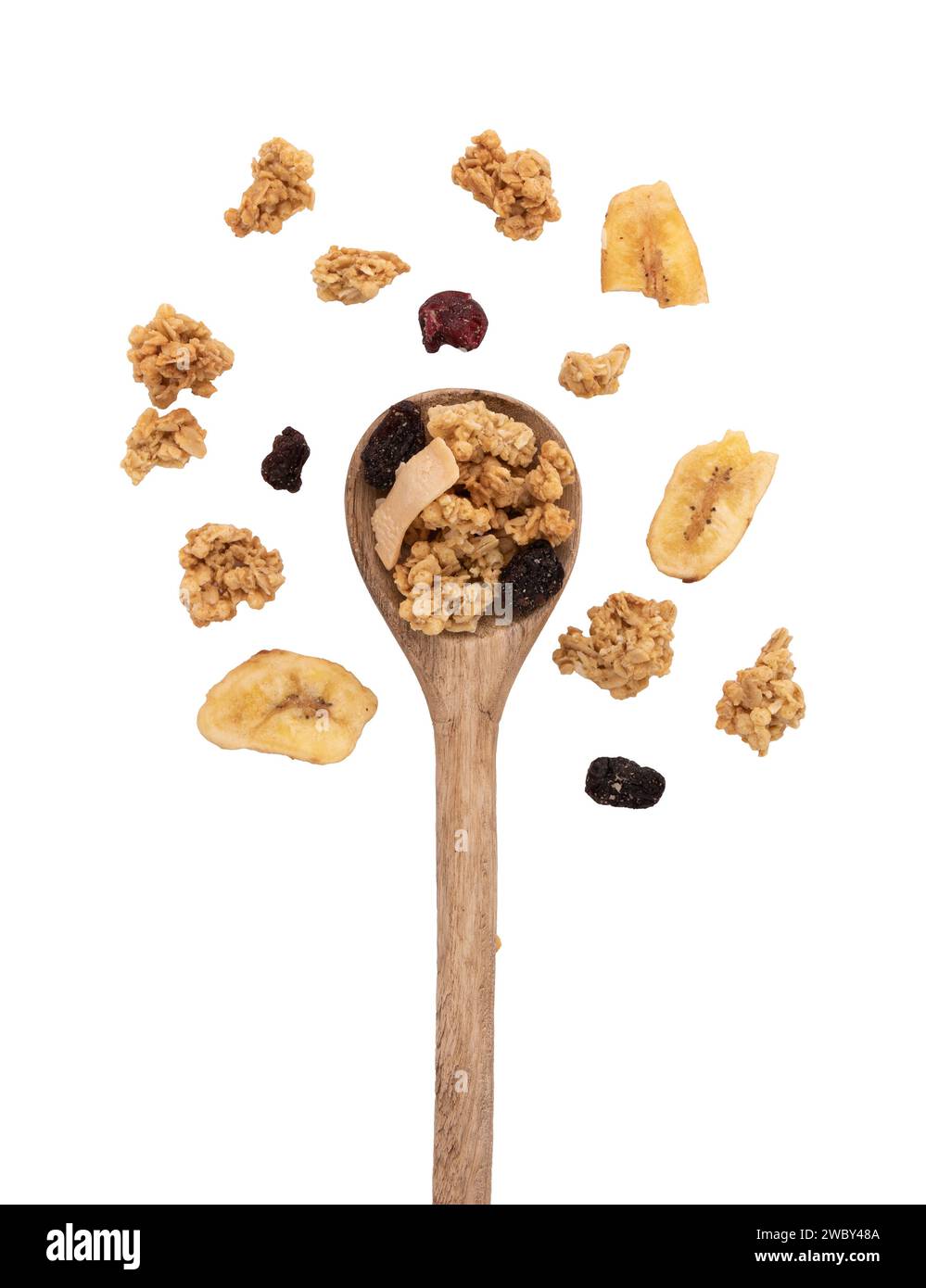 granola croccante in cucchiaio di legno isolato su fondo bianco con sentiero di ritaglio, muesli con noci, mirtilli rossi e uva passa, colazione salutare Foto Stock