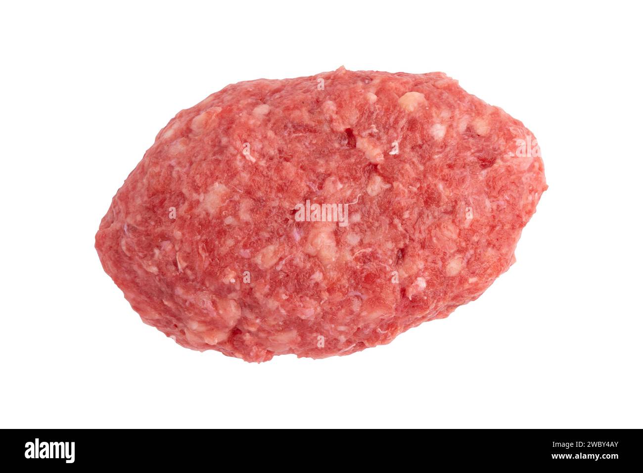 carne macinata fresca cruda, maiale, carne di manzo o carne di fornello mista isolata su fondo bianco con percorso di ritaglio, la carne è pronta per cuocere lasagne o polpette Foto Stock