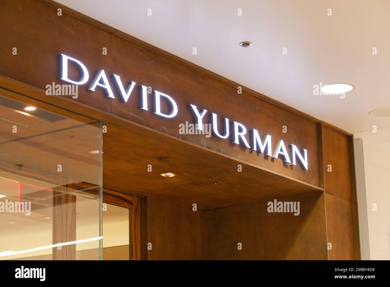 Insegne per i negozi di lusso nei centri commerciali di lusso di Westfield. Foto Stock