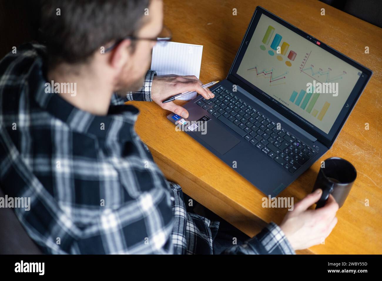 Base piatta di tastiera per laptop e oggetti da ufficio Foto Stock