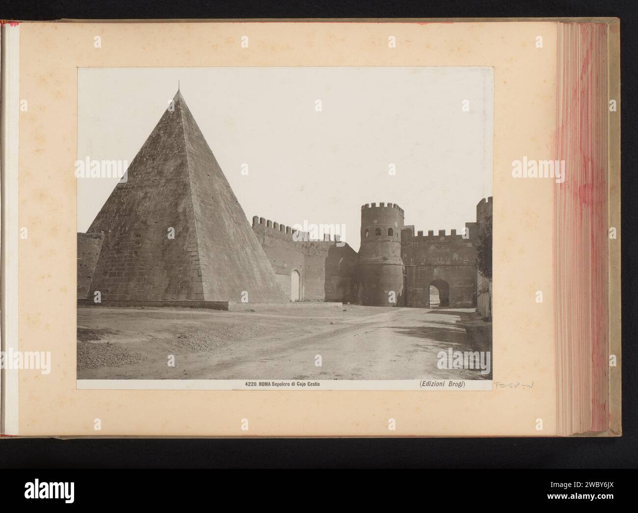 Piramide Van Cestius en de porta San Paolo te Roma, edizione Brogi, c. 1875 - in o prima del 1907 Fotografia parte di album fotografico con registrazioni di attrazioni e opere d'arte in Italia. Supporto fotografico Roma: Piramide con stampa in argento gelatina (tomba di marcatura). Cancello, ingresso Piramide Van Cestius. Porta San Paolo Foto Stock