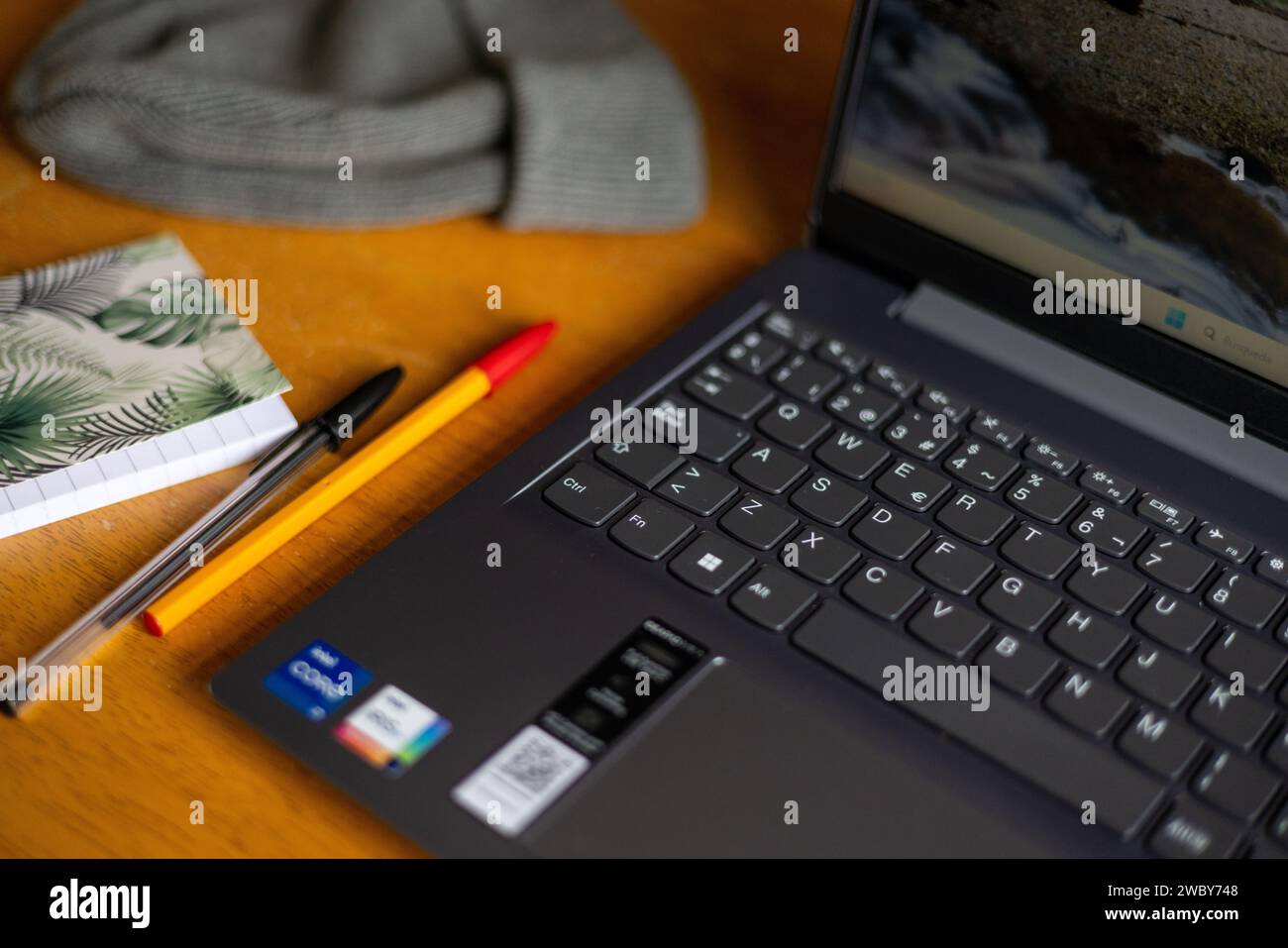 Base piatta di tastiera per laptop e oggetti da ufficio Foto Stock