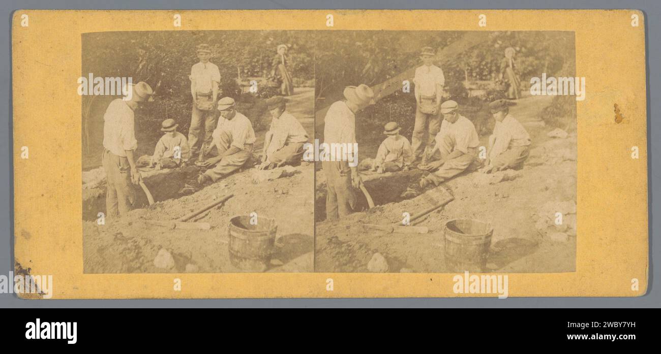 Uomini e ragazzi scavano in un giardino, anonimo, c. 1850 - c. 1880 stereografo Europa cartone. Supporto fotografico stampa albumine scavo (processo industriale) Europa Foto Stock