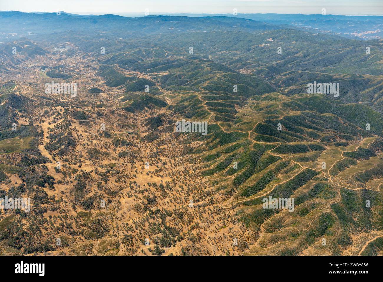 Vista aerea del colorato motivo verde e del rilievo delle creste di montagna e delle colline ondulate Foto Stock