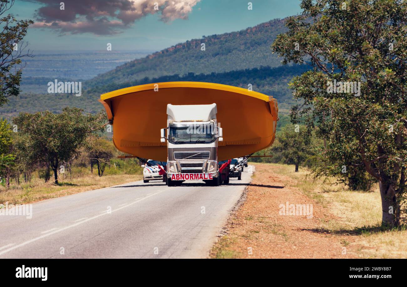 trasporto di carichi di dimensioni eccessive anomale in autostrada , trasporto di un contenitore di camion da miniera in un rimorchio per il trasporto in una miniera di diamanti Foto Stock