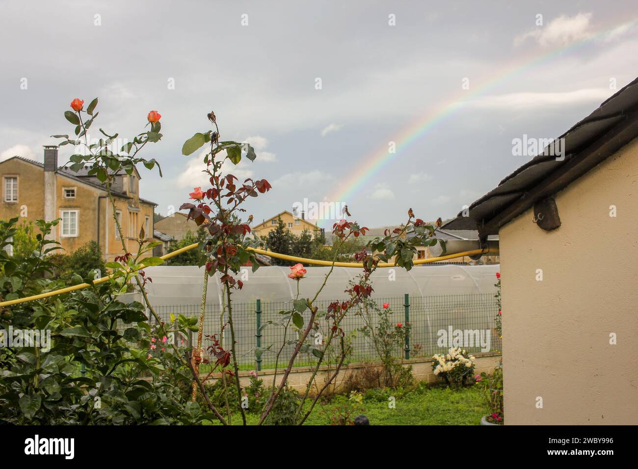 Un arcobaleno proveniente da una casa in campagna in Galizia, Spagna Foto Stock