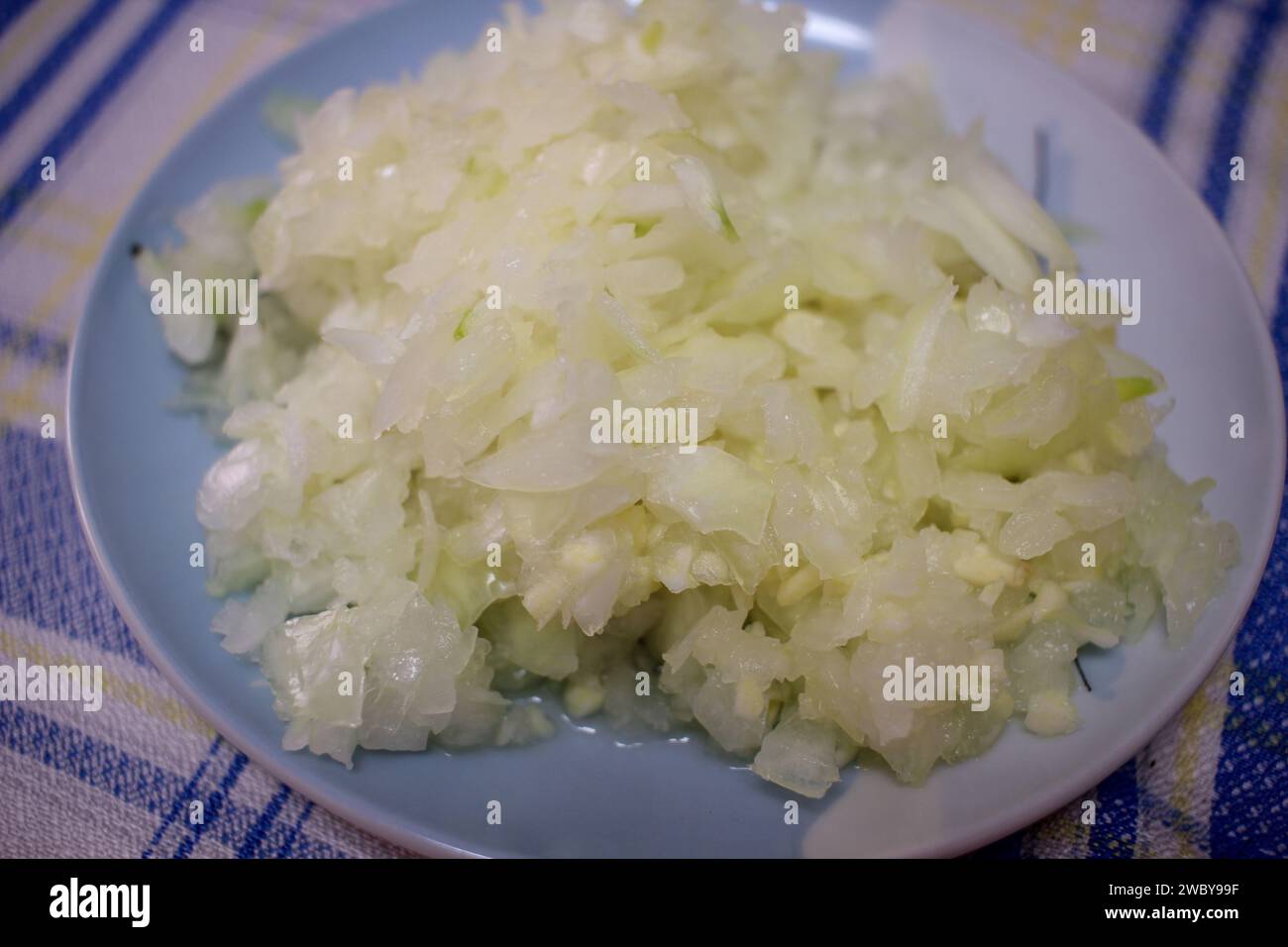 deliziose cipolle e aglio per preparare un riso nero a casa Foto Stock