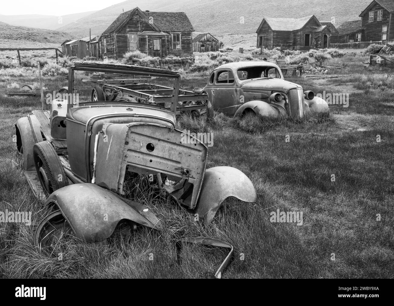 Vecchi naufragi di auto arrugginite nella città occidentale abbandonata di Bodie, California, Stati Uniti Foto Stock