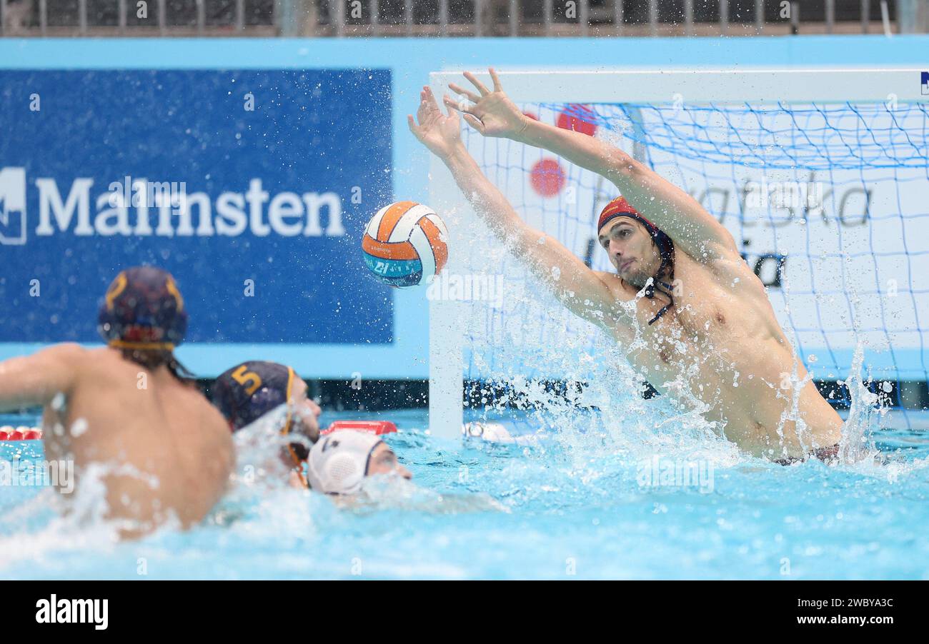 (240113) -- ZAGABRIA, 13 gennaio 2024 (Xinhua) -- il portiere del Montenegro Dejan Lazovic (R) salva la partita di quaterfinale del Campionato europeo di pallanuoto maschile tra Italia e Montenegro a Zagabria, Croazia, 12 gennaio 2024. (Sanjin Strukic/Pixsell via Xinhua) Foto Stock