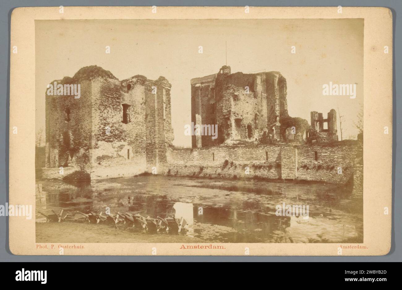 Ruin van Brederode, Santpoort -Zuid, Pieter Oosterhuis, 1867 - 1883 cabinet Fotografia Santpoort Cardboard. gli albumi di carta stampano la rovina di un'abitazione, una casa, un castello, ecc. Rovina di un edificio  rovina architettonica di Brederode Foto Stock