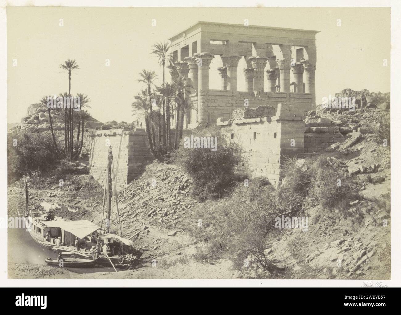 Chiosco di Trajanus sull'isola di Philae in De Nijl, Francis Frith, 1857 fotografare Phila paper albumen print Island. tempio, santuario  chiosco di religione egiziana van trajanus Foto Stock