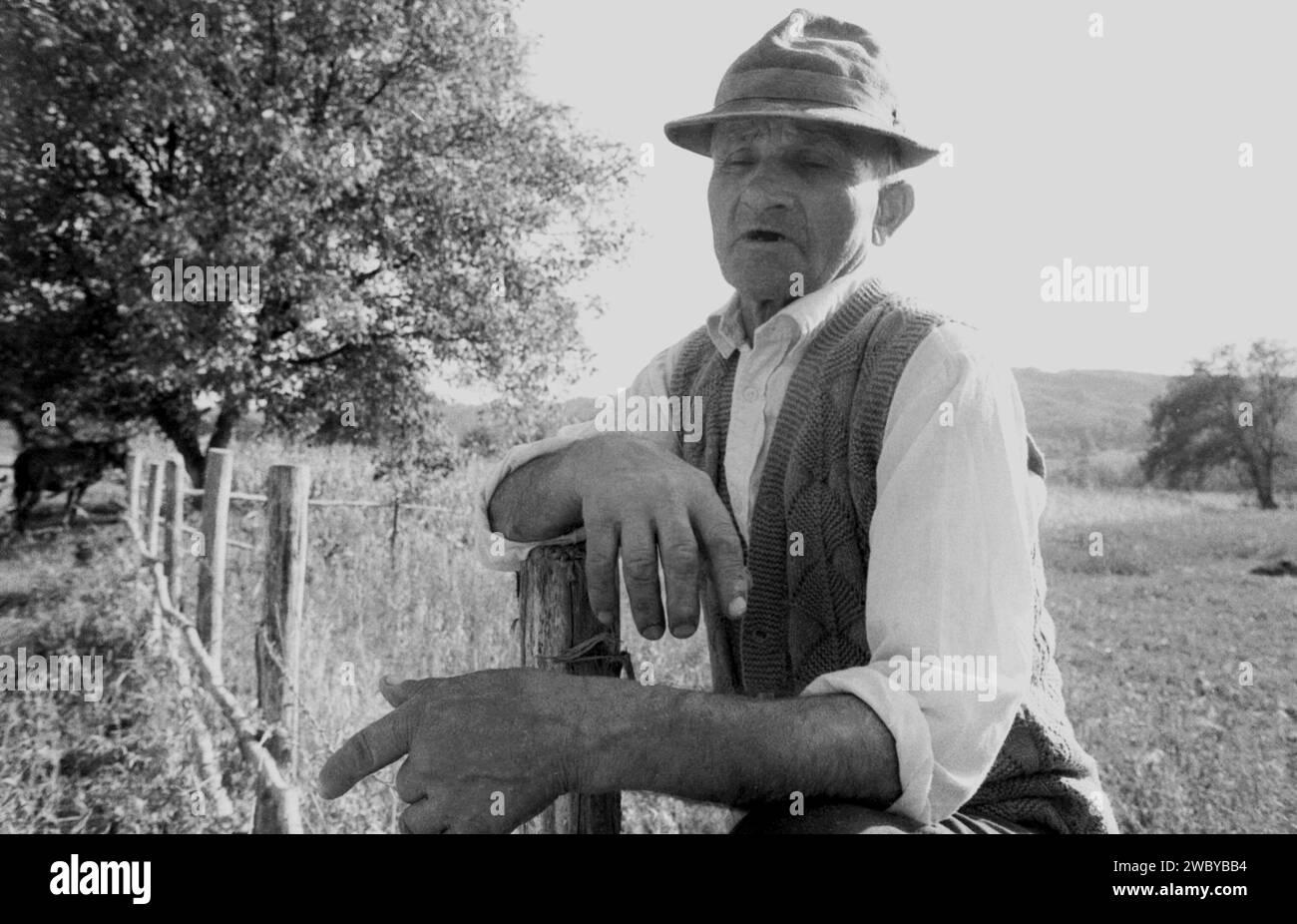 Ritratto dell'uomo nella contea di Hargita, Romania, circa 1992 Foto Stock