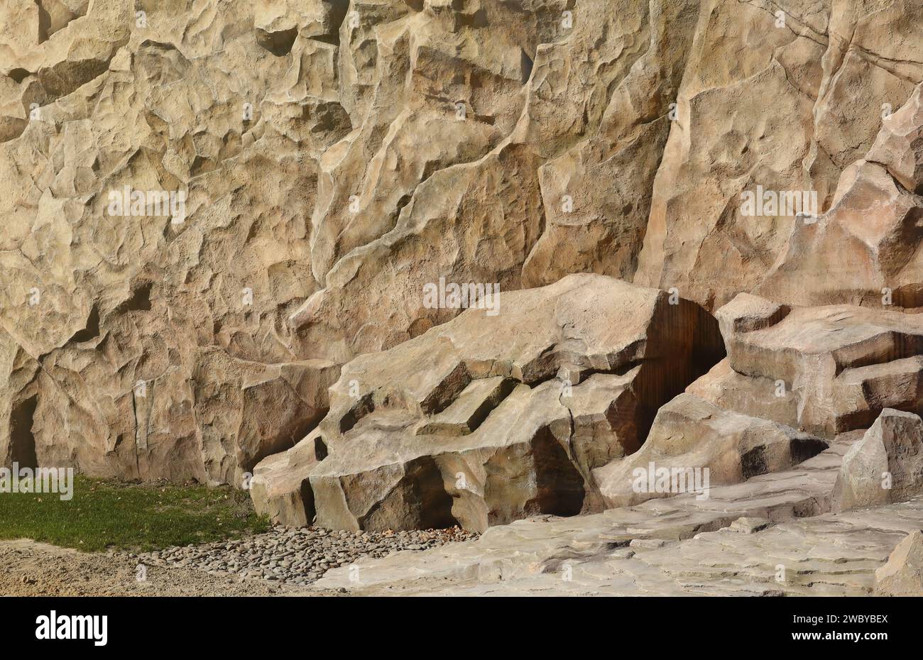 Sfondo in pietra naturale grossolana chiara. Superficie anteriore ruvida della scogliera mineraria. Grande sfondo di pietra calcarea. Granito granito grunge danneggiato. Rompi l'antica facciata in pietra medievale per il design Foto Stock