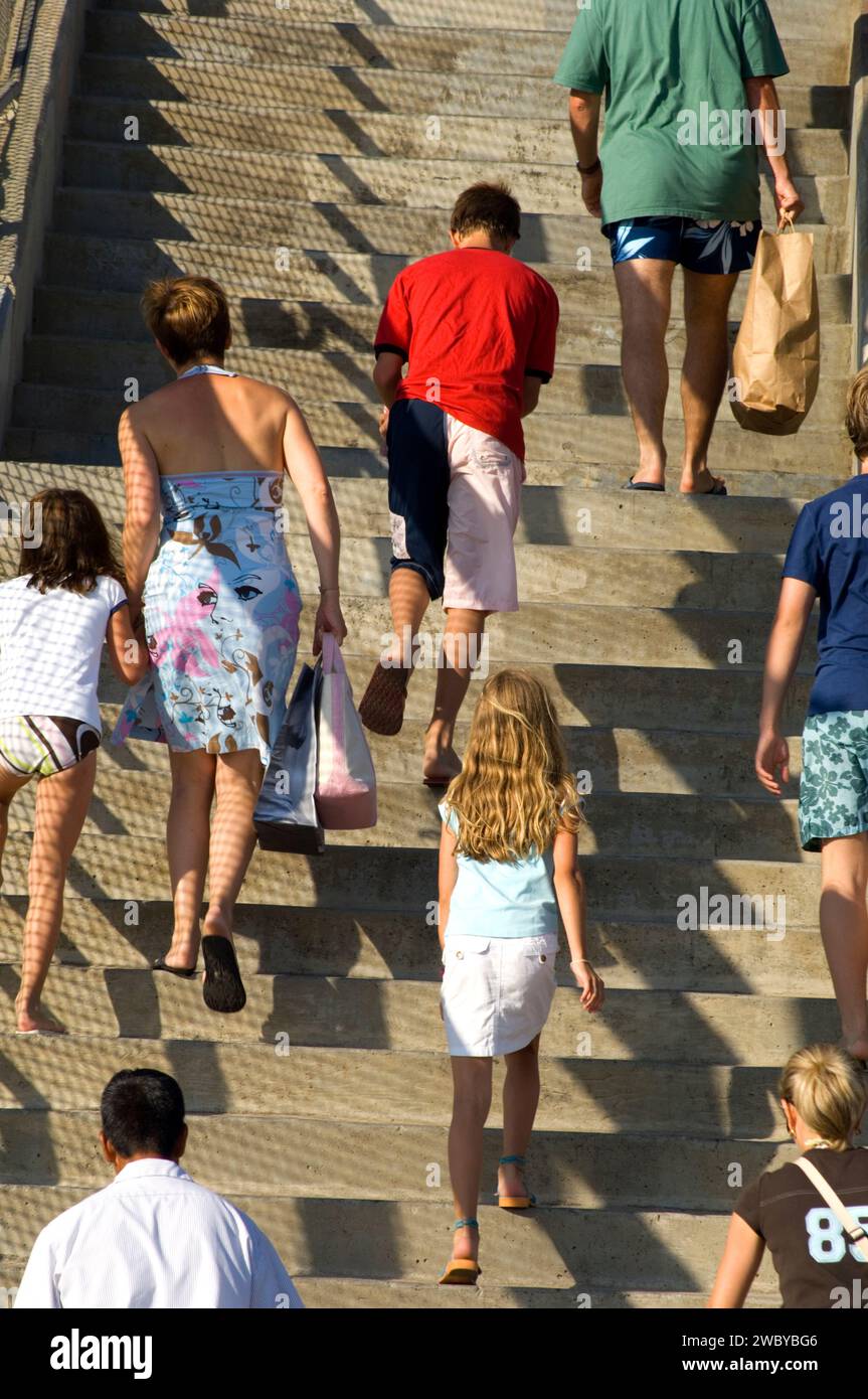 Persone che salgono le scale del cavalcavia sulla Pacific Coat Highway a Santa Monica, California, USA Foto Stock