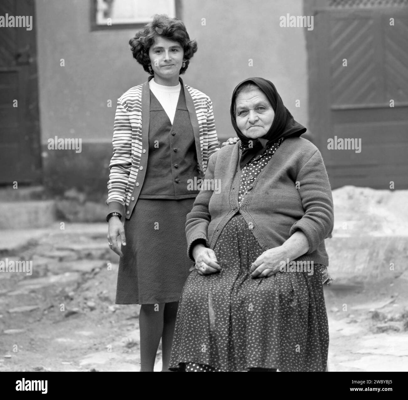 Madre e figlia in un villaggio in Transilvania, Romania, circa 1980 Foto Stock