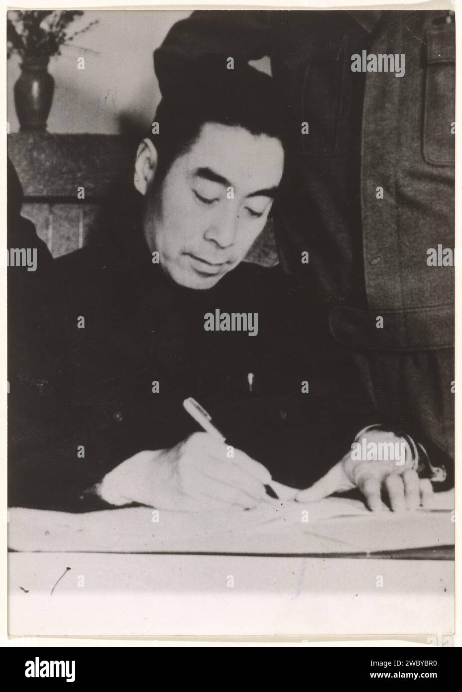 Zhou Enlai firma un documento, Keystone Press Agency, 1950 Photograph Paris Photographic support gelatin Silver print Foto Stock