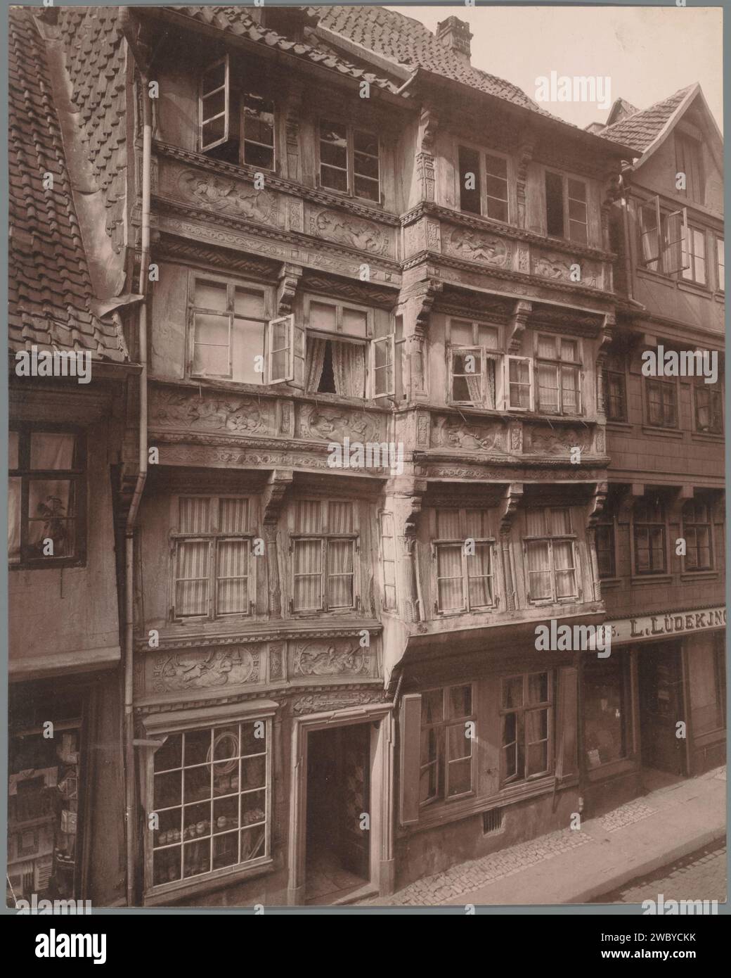Street Face in Hildesheim, E. Mertens & Cie (possibile), 1880 - 1900 stampa fotomeccanica Hildesheim casa collotipo di carta combinata con negozio Hildesheim Foto Stock