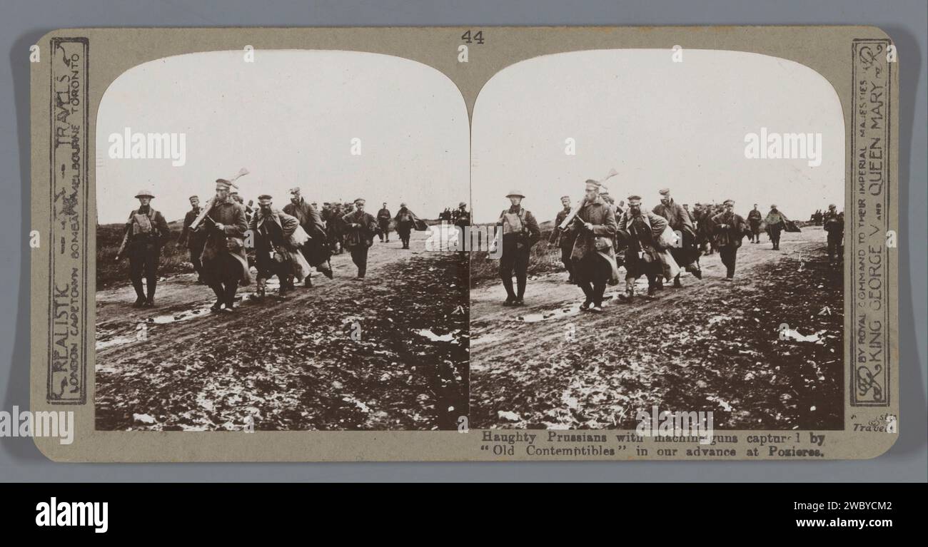 I prussiani con mitragliatrici catturate dai "vecchi contemporanei" nella nostra avanzata a Pozieres, Realistic Travels, 1916 - 1918 stereografo Pas-de-Calais cartone. supporto fotografico stampa in argento gelatina prigioniero di guerra (dopo la battaglia). soldato privato Foto Stock
