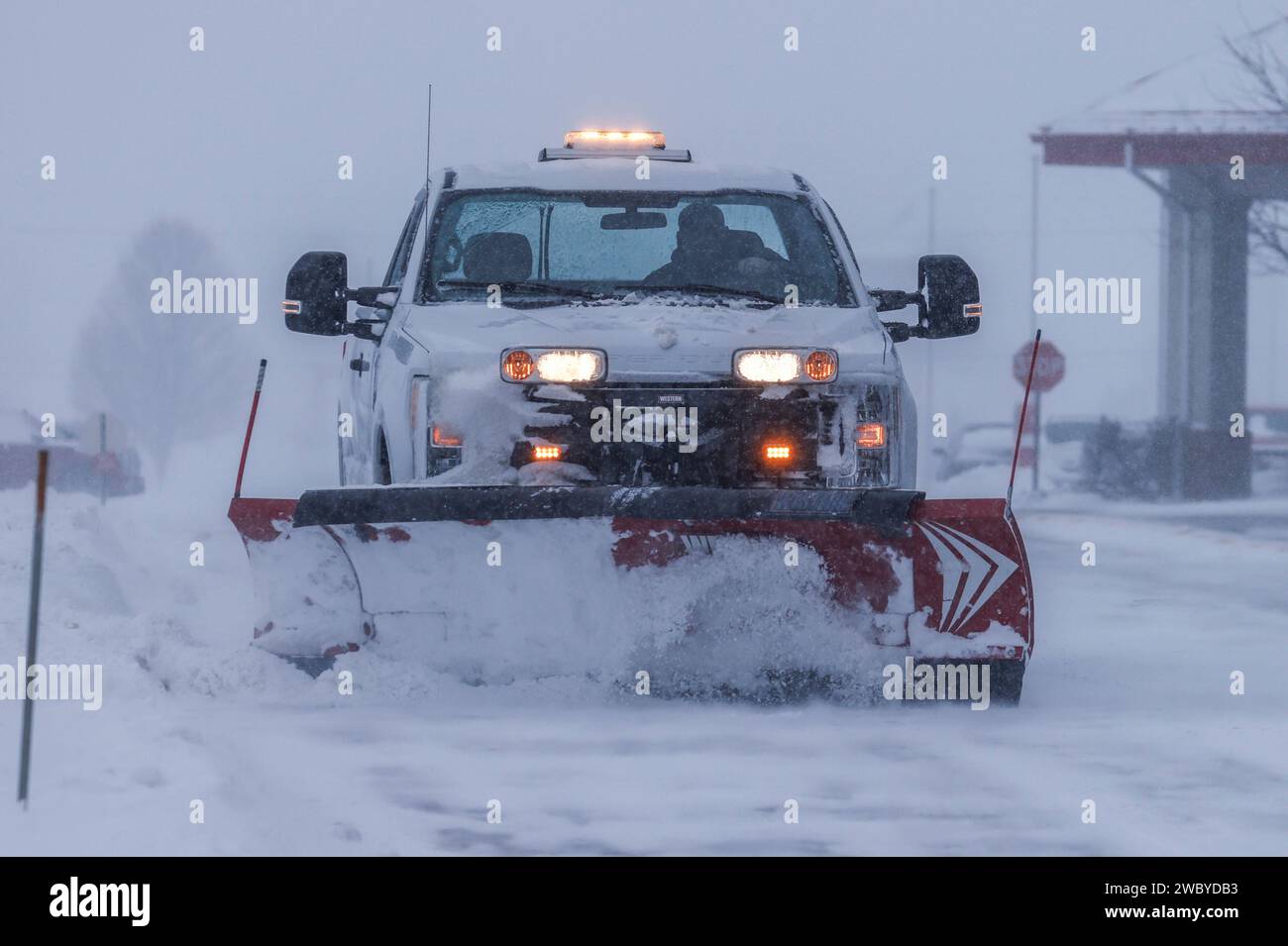 Altoona, Stati Uniti. 12 gennaio 2024. Un camion con un spazzaneve sgombra una strada mentre una tempesta invernale colpisce la zona, facendo scendere le temperature fino a livelli estremi di surgelamento ad Altoona, Iowa, venerdì 12 gennaio 2024. I candidati presidenziali repubblicani che hanno fatto campagna per l'Iowa Caucus sono stati costretti a cancellare gli eventi a causa delle pericolose condizioni meteorologiche. Gli elettori repubblicani dell'Iowa si riuniranno a caucus il 15 gennaio per selezionare il loro candidato alla presidenza degli Stati Uniti. Foto di Tannen Maury/UPI Credit: UPI/Alamy Live News Foto Stock