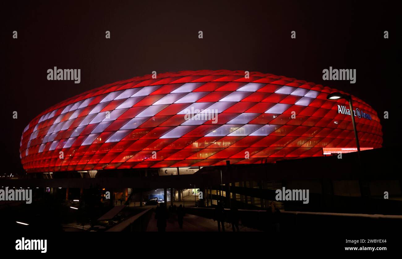 Monaco, Germania. 12 gennaio 2024. L'Allianz Arena è illuminata con le parole "Franz" per commemorare la leggenda del calcio tedesco Franz Beckenbauer prima della partita di calcio della Bundesliga di prima divisione tedesca tra il Bayern Monaco e il TSG Hoffenheim a Monaco di Baviera, in Germania, 12 gennaio 2024. Credito: Philippe Ruiz/Xinhua/Alamy Live News Foto Stock