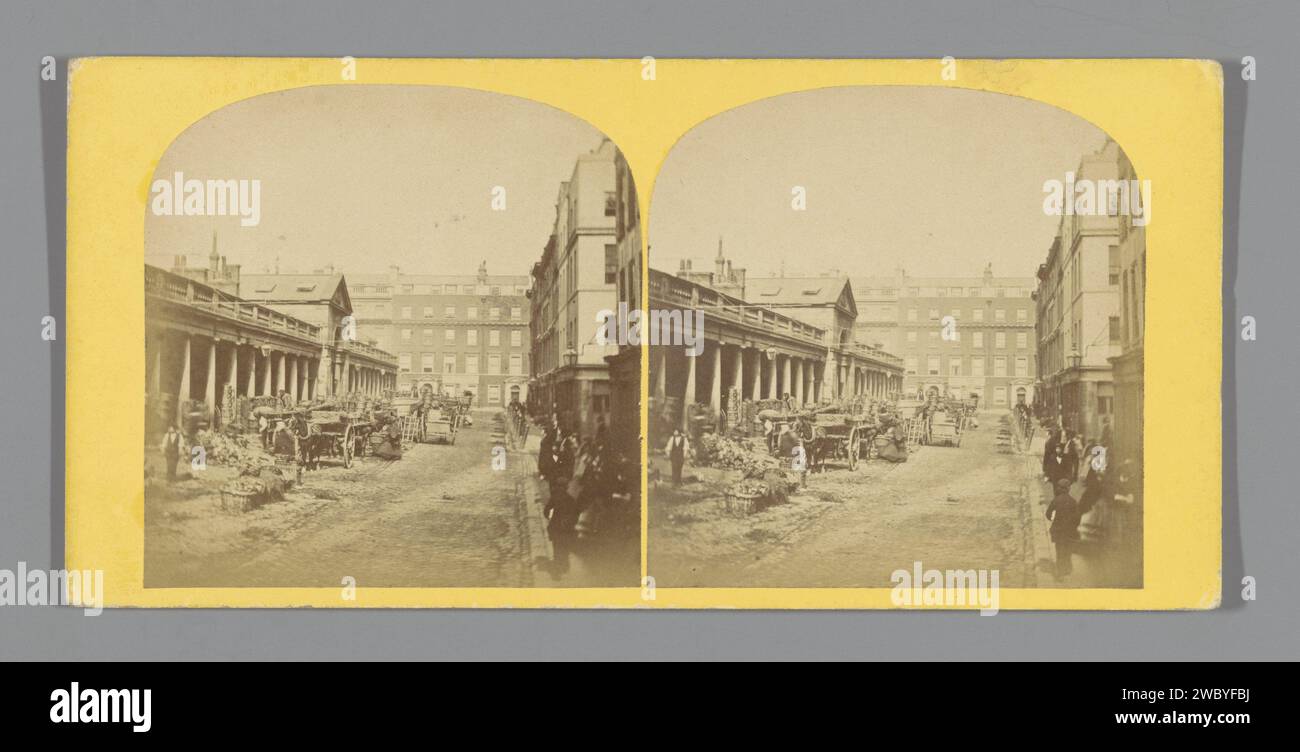Veduta di un mercato con merce a Covent Garden, Anonymous, c. 1850 - c. 1880 stereografo London Cardboard. mercato-hall di stampa per albumi di supporto fotografico. Veicolo a due ruote trainato da animali Covent Garden Foto Stock
