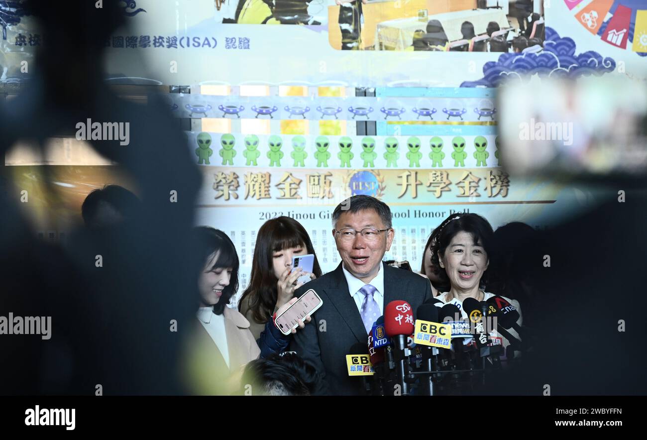 Taipeh, Taiwan. 13 gennaio 2024. Il candidato presidenziale Ko Wen-je (M) del Partito Popolare di Taiwan parla ai giornalisti insieme a sua moglie Chen Pei-chi (r) prima di esprimere il suo voto. Taiwan elegge un nuovo presidente e un nuovo parlamento sabato. Credito: Johannes Neudecker/dpa/Alamy Live News Foto Stock