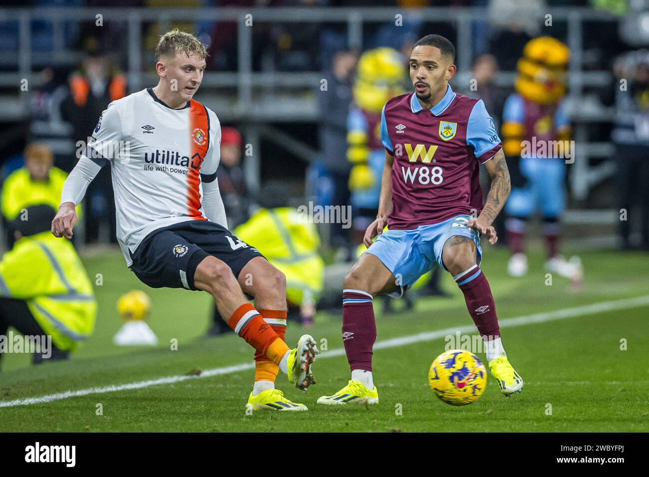 Burnley, Regno Unito. 12 gennaio 2024. Turf Moor BURNLEY, INGHILTERRA - 12 GENNAIO: Alfie Doughty di Luton Town e Vitinho di Burnley in azione durante la partita di Premier League tra Burnley FC e Luton Town a Turf Moor il 12 gennaio 2024 a Burnley, Inghilterra. (Foto di Richard Callis/SPP) (Richard Callis/SPP) credito: SPP Sport Press Photo. /Alamy Live News Foto Stock