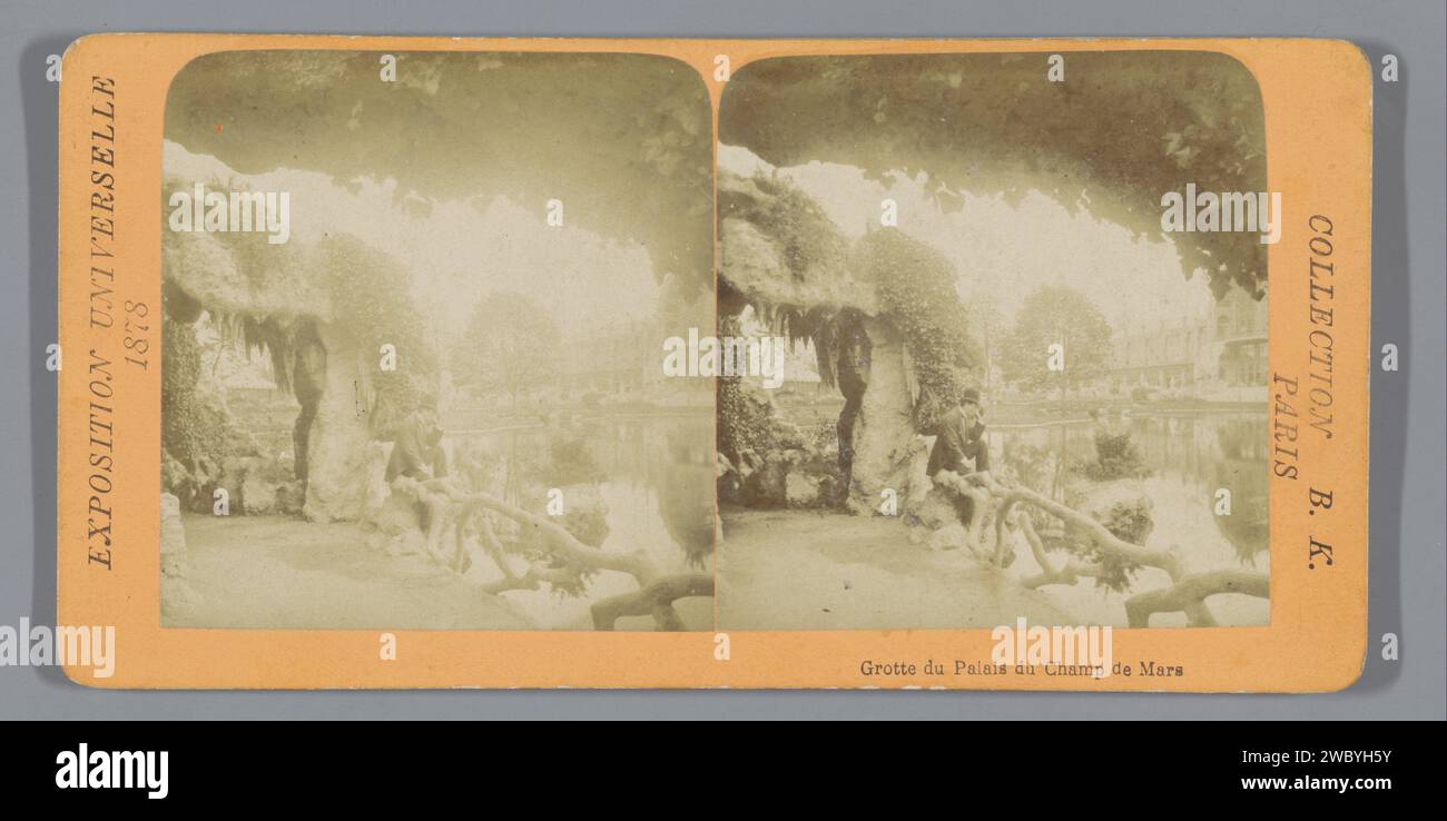 Grotta artificiale al Palais du Champ de Mars all'esposizione mondiale del 1878, Adolphe Block, 1878 stereografo di Parigi cartone. fiera mondiale della stampa di albumen di carta, esposizione mondiale. Grotta artificiale nel giardino Palais du Champ de Mars. Parigi Foto Stock