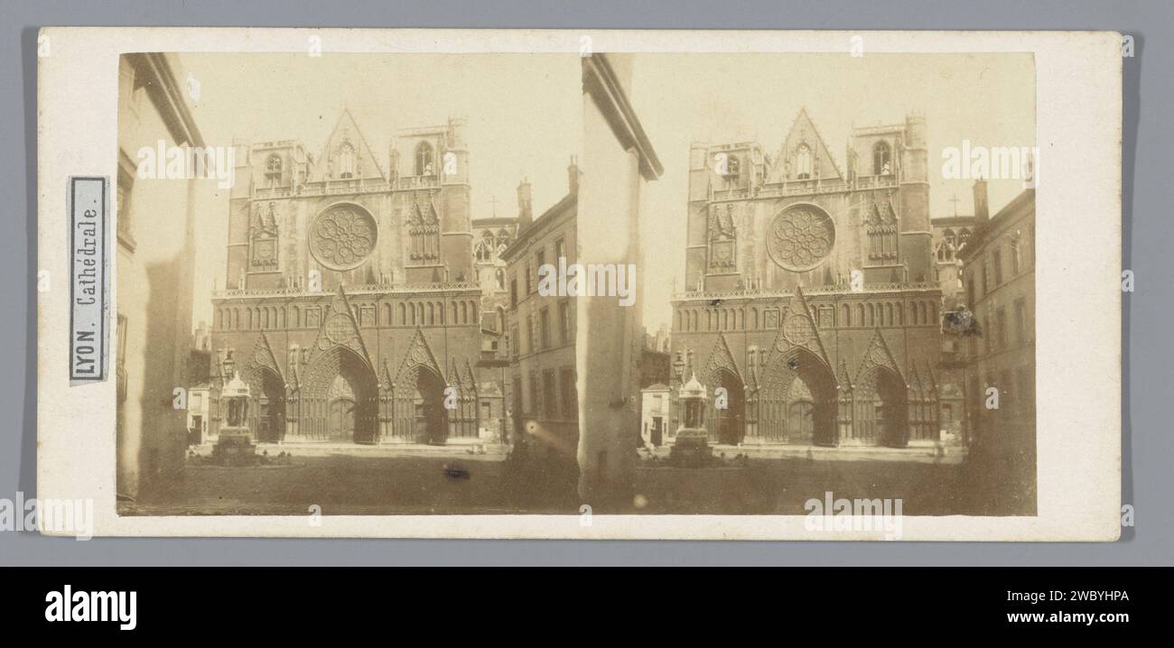 Esterno della Cattedrale di Lione, Fourvières, c. 1855 - c. 1860 stereografo Lione cartoncino. Supporto fotografico facciata stampata in albume (di casa o edificio) cattedrale di Lione Foto Stock