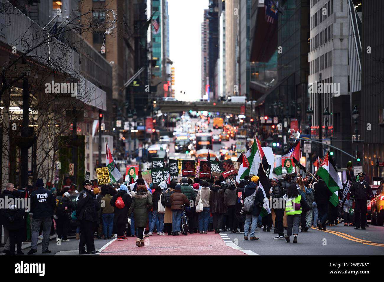 New York, USA. 12 gennaio 2024. Sostenitori dei palestinesi con bandiere e cartelli, in reazione alla guerra Israele-Hamas, marzo su 42nd Street a pochi isolati di distanza dalle Nazioni Unite, New York, NY, 12 gennaio 2024. (Foto di Anthony Behar/Sipa USA) credito: SIPA USA/Alamy Live News Foto Stock