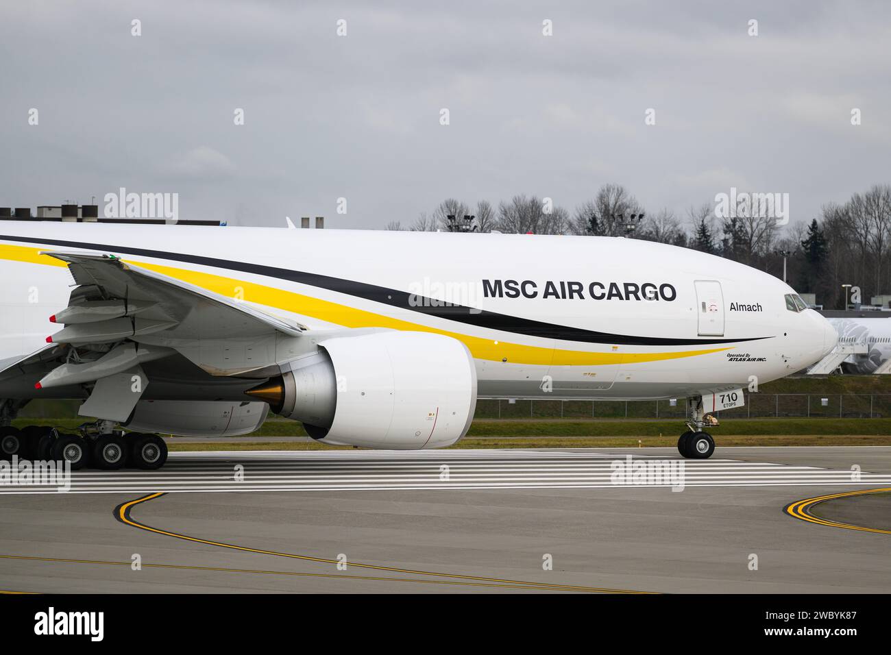 Everett, WA, USA - 3 gennaio 2024; MSC Air Cargo 777F cargo in pista con nome e marchio Foto Stock
