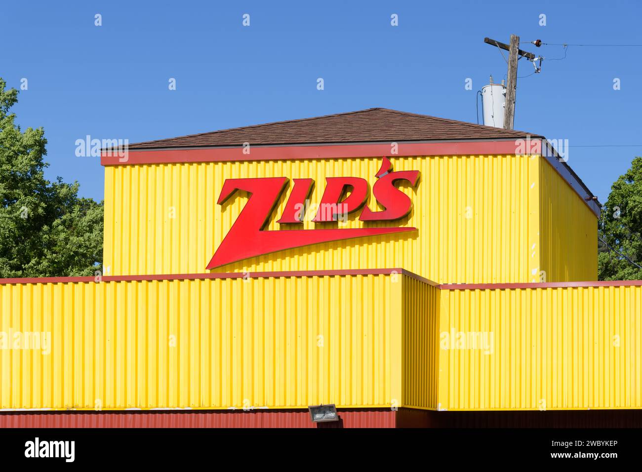 Colfax, WA, USA - 22 maggio 2023; il nome di zip in rosso sul fast food giallo a Colfax, Washington Foto Stock
