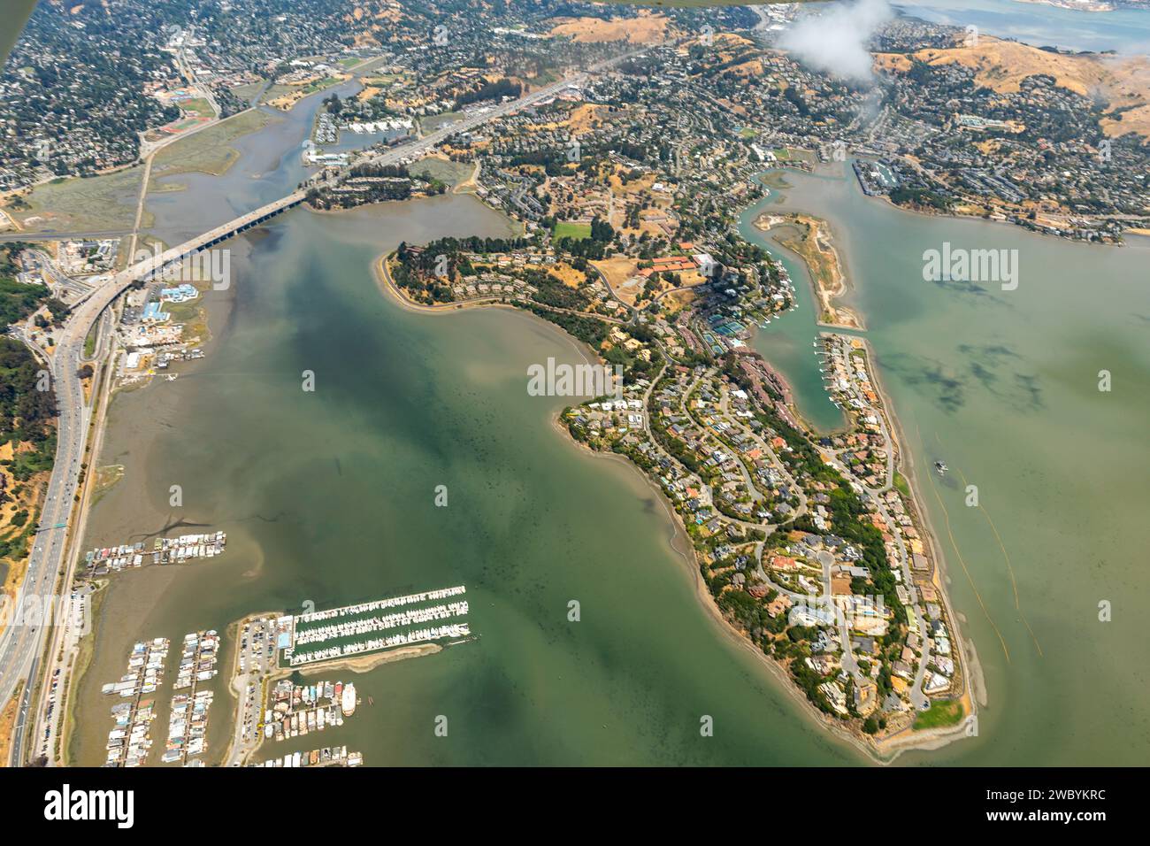 Vista aerea delle case della penisola di Tiburon, dei porticcioli e dei moli per barche Foto Stock