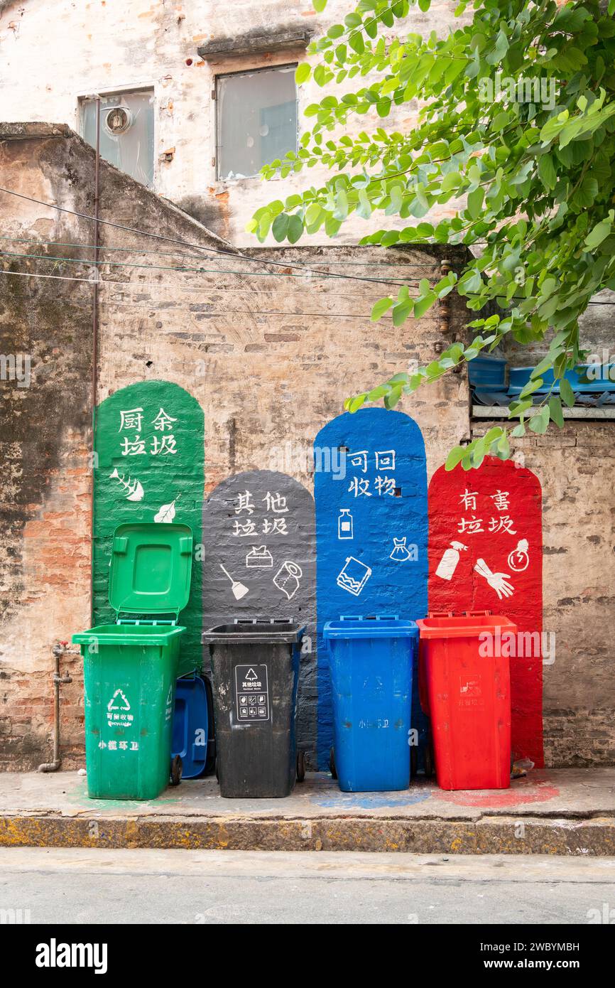 ZHONGSHAN GUANGDONG Cina-4 dicembre 2023: Contenitori per lettiera di colori diversi per la smistamento dei rifiuti a composizione verticale. Foto Stock